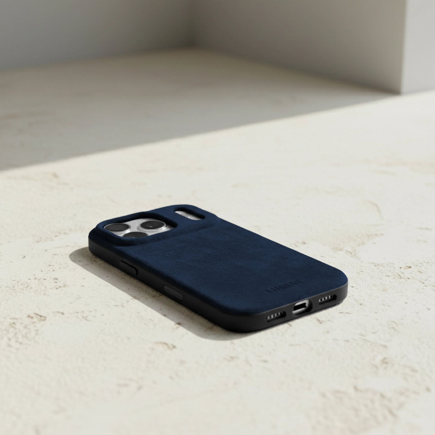 Luriax Alcantara Suede Case iPhone 17 Pro Max | Midnight Blue - Lifestyle
